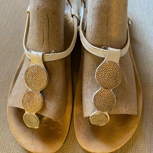 Vionic Sz 9 white Lizbeth all gold coin sandals